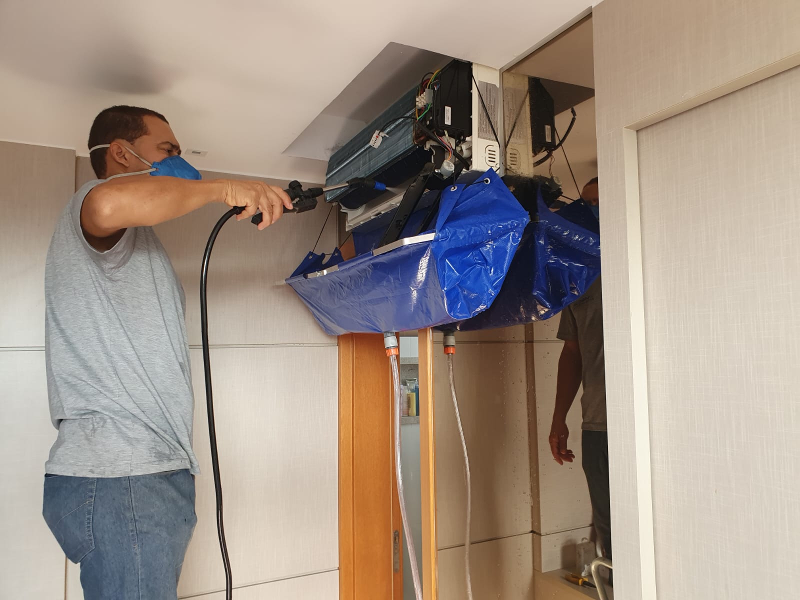 Técnico da VAC realizando limpeza e higienização de ar-condicionado split